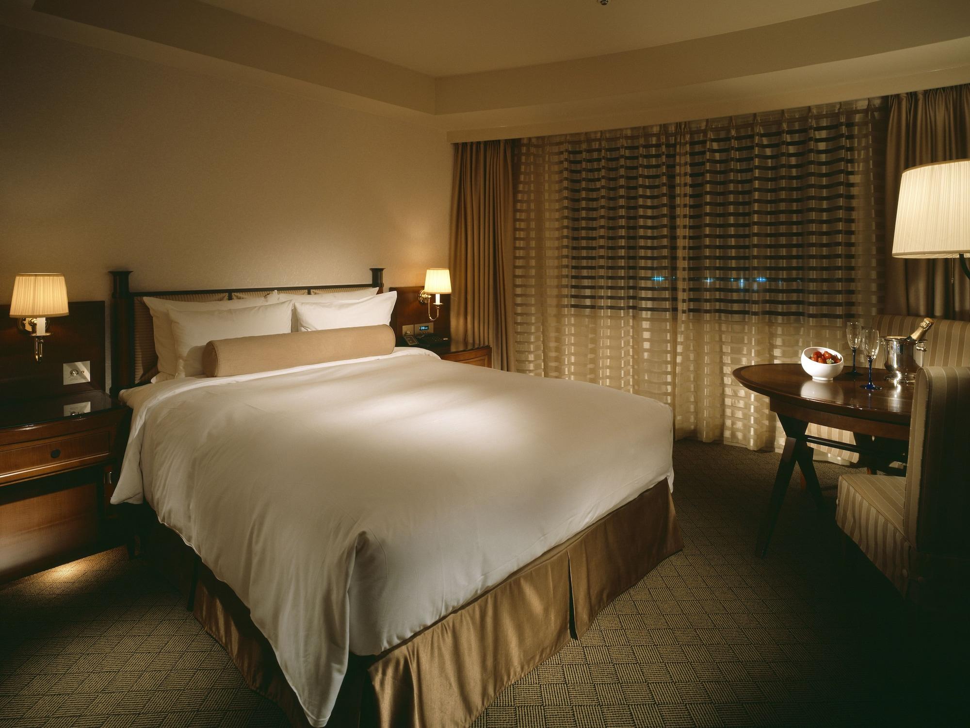 Miyako Hotel Gifu Nagaragawa Zewnętrze zdjęcie A bedroom at the Mandarin Oriental, Hong Kong