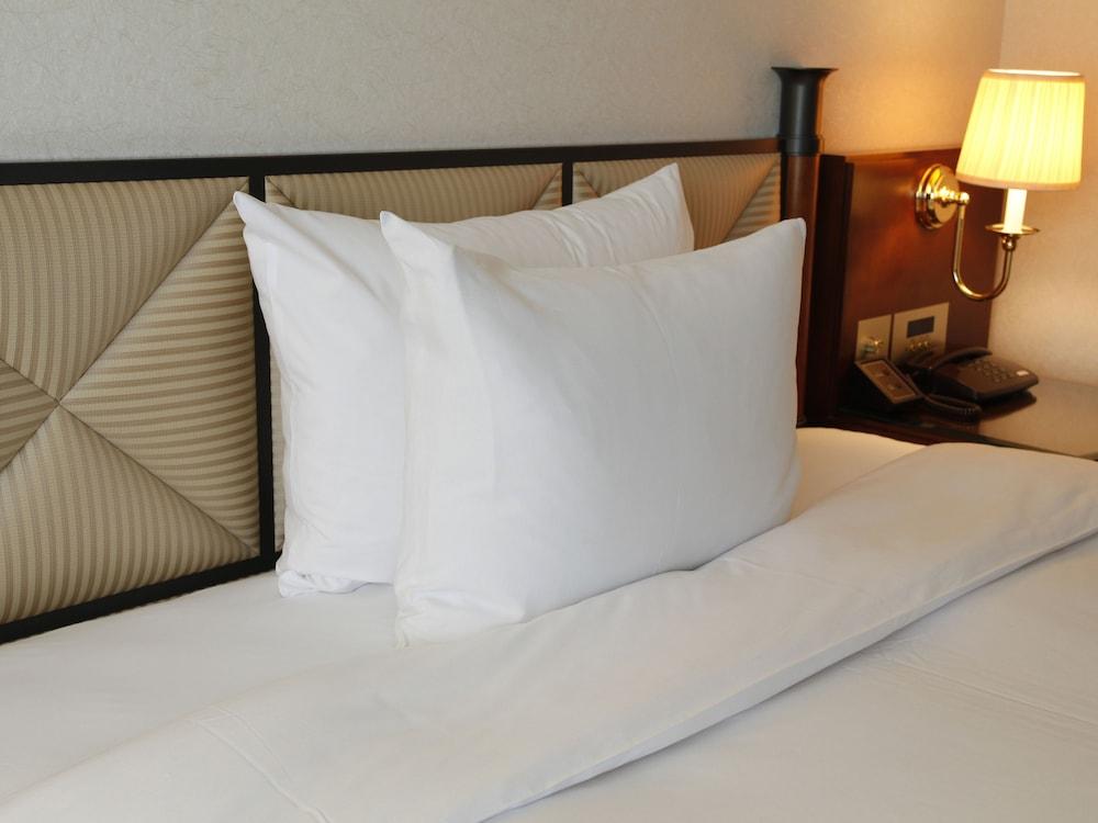 Miyako Hotel Gifu Nagaragawa Zewnętrze zdjęcie A pillow on a bed