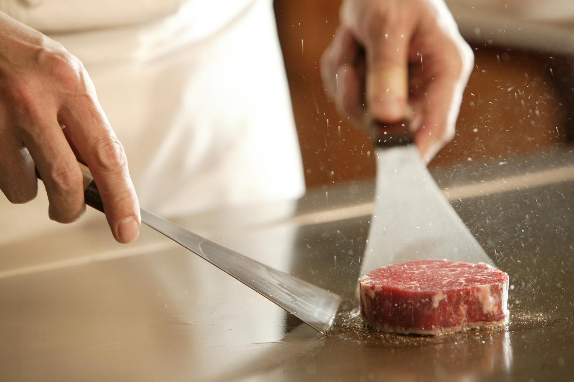 Miyako Hotel Gifu Nagaragawa Zewnętrze zdjęcie A chef seasoning a steak