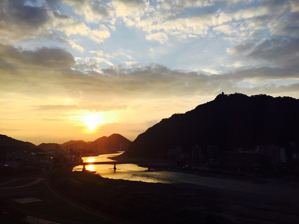 Miyako Hotel Gifu Nagaragawa Zewnętrze zdjęcie Sunset over the river